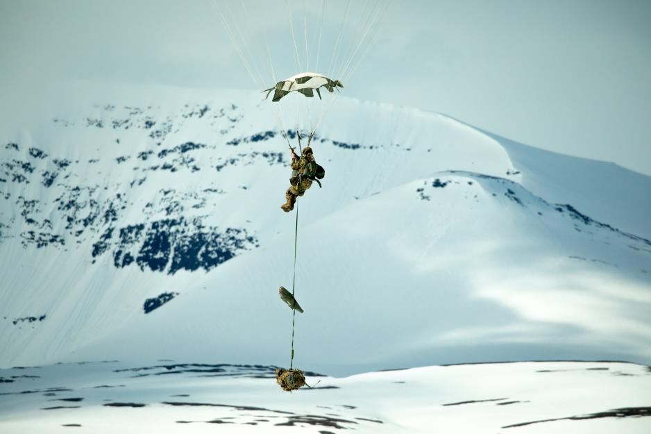 Etter en lang ferd fra Nord-Carolina går den amerikanske fallskjermsoldaten ned for landing på snøkledd mark i nord. I forkant hadde tidligere utplasserte spesialsoldater fra USA og Ungarn øvd på å nøytralisere fiendtlig luftvern og tilrettelegge for denne innsettingen av hovedstyrken tirsdag. (Foto: Jeff VanWey/USAs hær) Etter en lang ferd fra Nord-Carolina går den amerikanske fallskjermsoldaten ned for landing på snøkledd mark i nord. I forkant hadde tidligere utplasserte spesialsoldater fra USA og Ungarn øvd på å nøytralisere fiendtlig luftvern og tilrettelegge for denne innsettingen av hovedstyrken tirsdag. (Foto: Jeff VanWey/USAs hær)