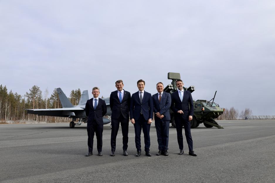 Samlet ved Rovaniemi flystasjon, Nord-Finland: (f.v.) Forsvarsministrene Pål Jonson (Sverige), Troels Lund Poulsen (Danmark), Antti Häkkänen (Finland), Tore O. Sandvik (Norge) og statssekretær Martin Eyjólfsson (Island). (Foto: Finlands forsvarsministerium) Samlet ved Rovaniemi flystasjon, Nord-Finland: (f.v.) Forsvarsministrene Pål Jonson (Sverige), Troels Lund Poulsen (Danmark), Antti Häkkänen (Finland), Tore O. Sandvik (Norge) og statssekretær Martin Eyjólfsson (Island). (Foto: Finlands forsvarsministerium)