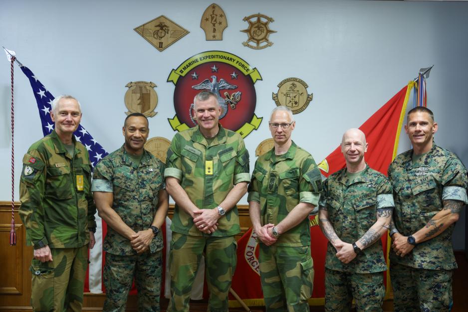 Hærsjef Lars Lervik og norske forsvarskolleger på besøk ved det amerikanske marinekorpsets base Camp Lejeune, Nord-Carolina, 30. april. (Foto: Rafael Brambila-Pelayo/USAs marinekorps) Hærsjef Lars Lervik og norske forsvarskolleger på besøk ved det amerikanske marinekorpsets base Camp Lejeune, Nord-Carolina, 30. april. (Foto: Rafael Brambila-Pelayo/USAs marinekorps)