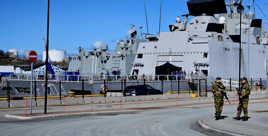 Militære fartøy fyller for tida havna i Bodø, som et ledd i nok en stor militærøvelse i nord. (Foto: Arne O. Holm) Krigsskip Bodø