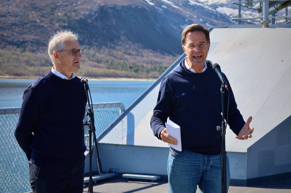 Den sikkerhetspolitiske situasjonen i nord og nordområdenes strategiske betydning var hovedtema da Natos generalsekretær Mark Rutte og hans team gjestet KV Svalbard i Ramsund med statsminister Jonas Gahr Støre som vert. Dette kystvaktfartøyet har isbryterkapasitet og ferdes mye i havområdene ved Svalbard og opp mot Nordpolen. (Foto: Astri Edvardsen) Den sikkerhetspolitiske situasjonen i nord og nordområdenes strategiske betydning var hovedtema da Natos generalsekretær Mark Rutte og hans team gjestet KV Svalbard i Ramsund med statsminister Jonas Gahr Støre som vert. Dette kystvaktfartøyet har isbryterkapasitet og ferdes mye i havområdene ved Svalbard og opp mot Nordpolen. (Foto: Astri Edvardsen)