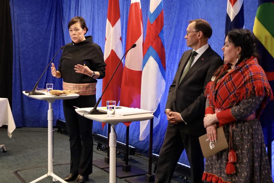 De neste to årene skal Arktisk råd ledes av kongeriket Danmark – Grønland, Færøyene og Danmark. Norges utenriksminister Espen Barth Eide avrundet det norske lederskapet, og ønsket den nye ledelsen velkommen, representert ved Grønlands utenriksminister Vivian Motzfeldt. Sametingspresident Silje Karine Muotka talte også på markeringen. (Foto: Astri Edvardsen) De neste to årene skal Arktisk råd ledes av kongeriket Danmark – Grønland, Færøyene og Danmark. Norges utenriksminister Espen Barth Eide avrundet det norske lederskapet, og ønsket den nye ledelsen velkommen, representert ved Grønlands utenriksminister Vivian Motzfeldt. Sametingspresident Silje Karine Muotka talte også på markeringen. (Foto: Astri Edvardsen)