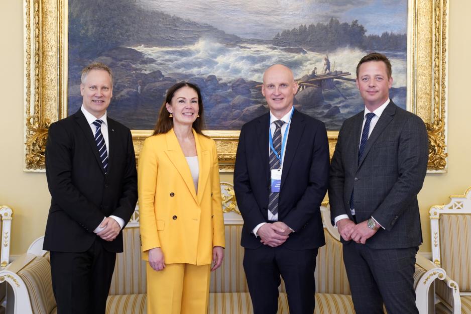 De nordiske transportministrene samlet i Helsinki: Jon-Ivar Nygård (Norge), Lulu Ranne (Finland), Eyjólfur Ármannsson (Island) og Thomas Danielsen (Danmark). Sveriges Anders Carlson rakk ikke fotoseansen, men var også til stede på møtet. (Foto: Finlands kommunikasjonsministerium) De nordiske transportministrene samlet i Helsinki: Jon-Ivar Nygård (Norge), Lulu Ranne (Finland), Eyjólfur Ármannsson (Island) og Thomas Danielsen (Danmark). Sveriges Anders Carlson rakk ikke fotoseansen, men var også til stede på møtet. (Foto: Finlands kommunikasjonsministerium)