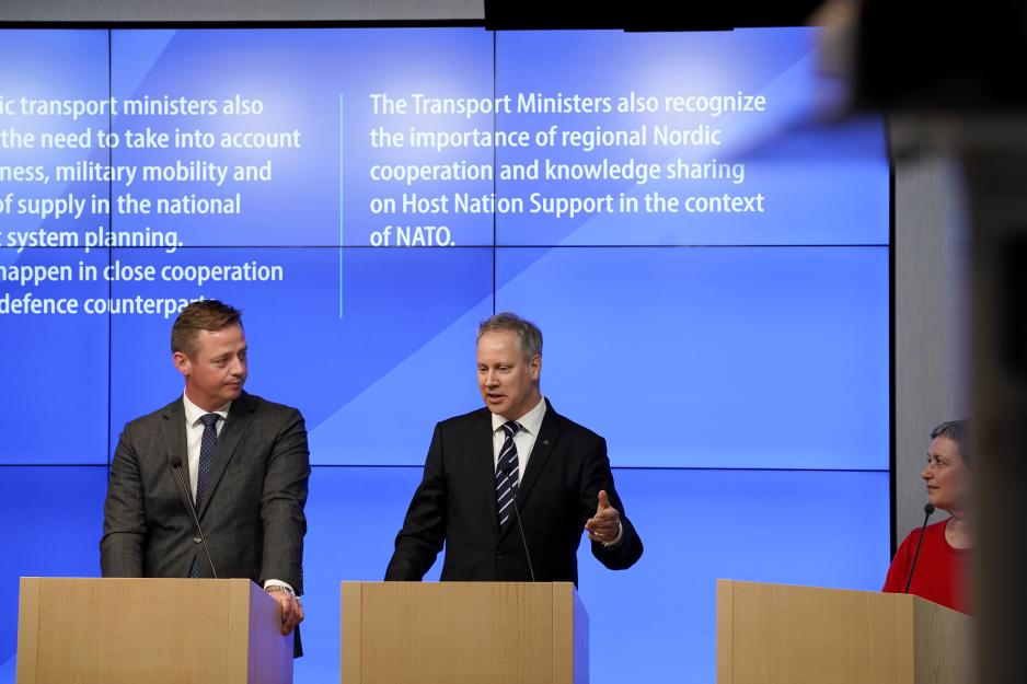 På en felles pressekonferanse framhevet Norges samferdselsminister Jon-Ivar Nygård og hans nordiske kolleger også betydningen av regionalt nordisk samarbeid og kunnskapsdeling rundt vertslandsstøtte i Nato-sammenheng. (Foto: Finlands kommunikasjonsministerium) På en felles pressekonferanse framhevet Norges samferdselsminister Jon-Ivar Nygård og hans nordiske kolleger også betydningen av regionalt nordisk samarbeid og kunnskapsdeling rundt vertslandsstøtte i Nato-sammenheng. (Foto: Finlands kommunikasjonsministerium)