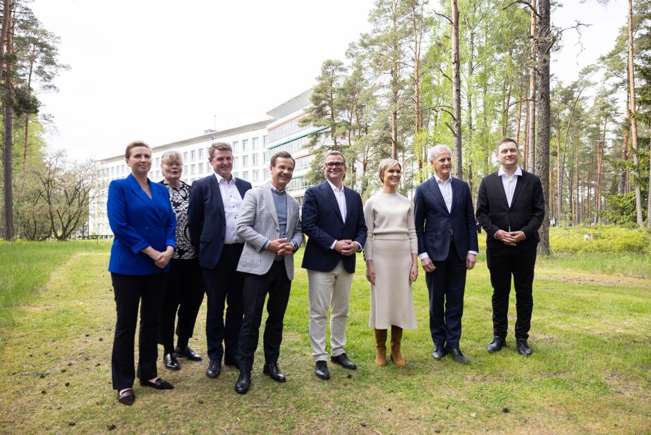 De åtte nordiske regjeringssjefene samlet i Finland: (f.v.) Mette Frederiksen (Danmark), Katrin Sjögren (Åland), Aksel V. Johannesen (Færøyene), Ulf Kristersson (Sverige), Petteri Orpo (Finland), Kristrún Frostadóttir (Island), Jonas Gahr Støre (Norge) og Jens-Frederik Nielsen (Grønland). (Foto: Lauri Heikkinen/Den finske statsministerens kontor) De åtte nordiske regjeringssjefene samlet i Finland: (f.v.) Mette Frederiksen (Danmark), Katrin Sjögren (Åland), Aksel V. Johannesen (Færøyene), Ulf Kristersson (Sverige), Petteri Orpo (Finland), Kristrún Frostadóttir (Island), Jonas Gahr Støre (Norge) og Jens-Frederik Nielsen (Grønland). (Foto: Lauri Heikkinen/Den finske statsministerens kontor)