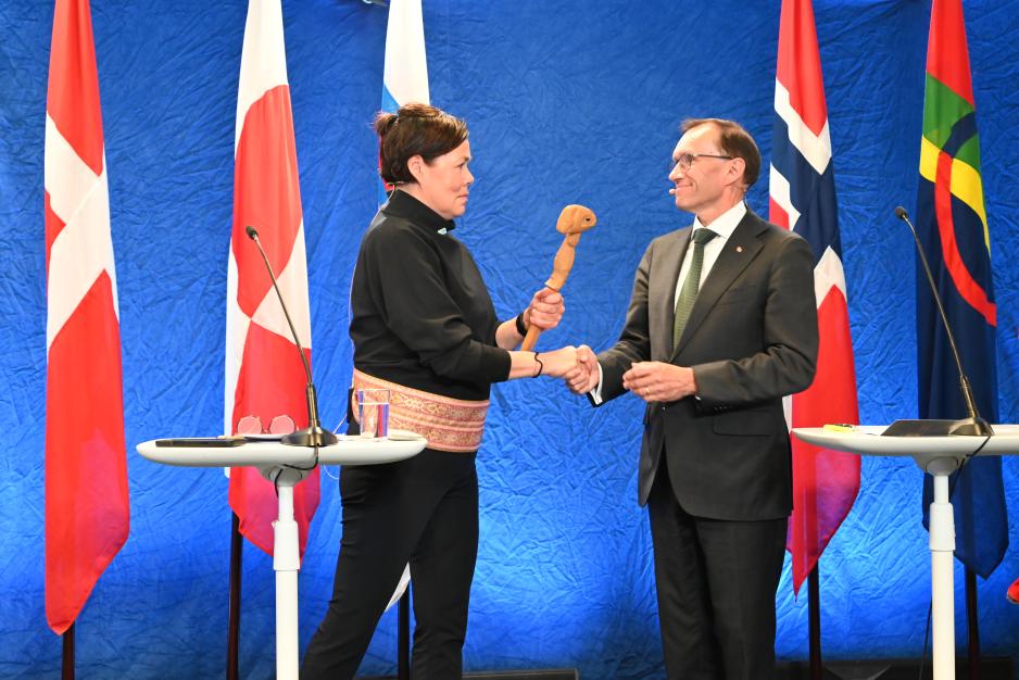 – Det er spesielt passende at det er Grønland som skal holde lederskapsklubba på vegne av kongeriket Danmark – fordi det er den faktiske arktiske delen av riket, sier utenriksminister Barth Eide ved overrekkelsen. (Foto: Arktisk råd) – Det er spesielt passende at det er Grønland som skal holde lederskapsklubba på vegne av kongeriket Danmark – fordi det er den faktiske arktiske delen av riket, sier utenriksminister Barth Eide ved overrekkelsen. (Foto: Arktisk råd)