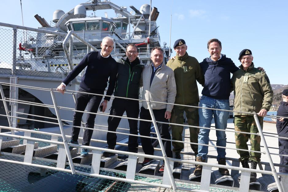 På landgangen til KV Svalbard: Statsminister Jonas Gahr Støre, utenriksminister Espen Barth Eide, forsvarsminister Tore O. Sandvik (alle fra Ap), sjefen for Forsvarets operative hovedkvarter, viseadmiral Rune Andersen, Natos generalsekretær Mark Rutte og sjefen for Etterretningstjenesten, viseadmiral Nils-Andreas Stensønes. (Foto: Torbjørn Kjosvold/Forsvaret) På landgangen til KV Svalbard: Statsminister Jonas Gahr Støre, utenriksminister Espen Barth Eide, forsvarsminister Tore O. Sandvik (alle fra Ap), sjefen for Forsvarets operative hovedkvarter, viseadmiral Rune Andersen, Natos generalsekretær Mark Rutte og sjefen for Etterretningstjenesten, viseadmiral Nils-Andreas Stensønes. (Foto: Torbjørn Kjosvold/Forsvaret)