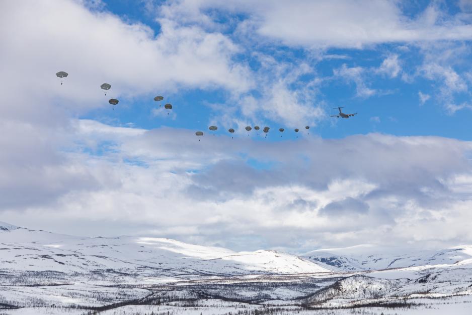 Amerikanske fallskjermsoldater daler ned etter slipp fra et C-17 Globemaster militært transportfly over Bardufoss. Øvelsen Swift Response, som også finner sted i Baltikum og Sverige, viser den amerikanske hærens evne til raskt å utplassere styrker ved koordinerte luftbårne operasjoner og praktisere samvirke med allierte i Europa, ifølge USAs hærstyrker i Europa og Afrika. (Foto: Ole-Sverre Haugli/Forsvaret) Amerikanske fallskjermsoldater daler ned etter slipp fra et C-17 Globemaster militært transportfly over Bardufoss. Øvelsen Swift Response, som også finner sted i Baltikum og Sverige, viser den amerikanske hærens evne til raskt å utplassere styrker ved koordinerte luftbårne operasjoner og praktisere samvirke med allierte i Europa, ifølge USAs hærstyrker i Europa og Afrika. (Foto: Ole-Sverre Haugli/Forsvaret)