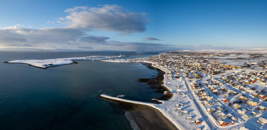 Regjeringen foreslår tildeling av nye midler til næringsutvikling i Norges nordligste fylke, samt til forskning på ressursgrunnlag og klimaendringers innvirkning i nordlige havområder. Bilde fra Vadsø, Øst-Finnmark. (Foto: Jan Harald Tomassen/Statsforvalteren i Troms og Finnmark)