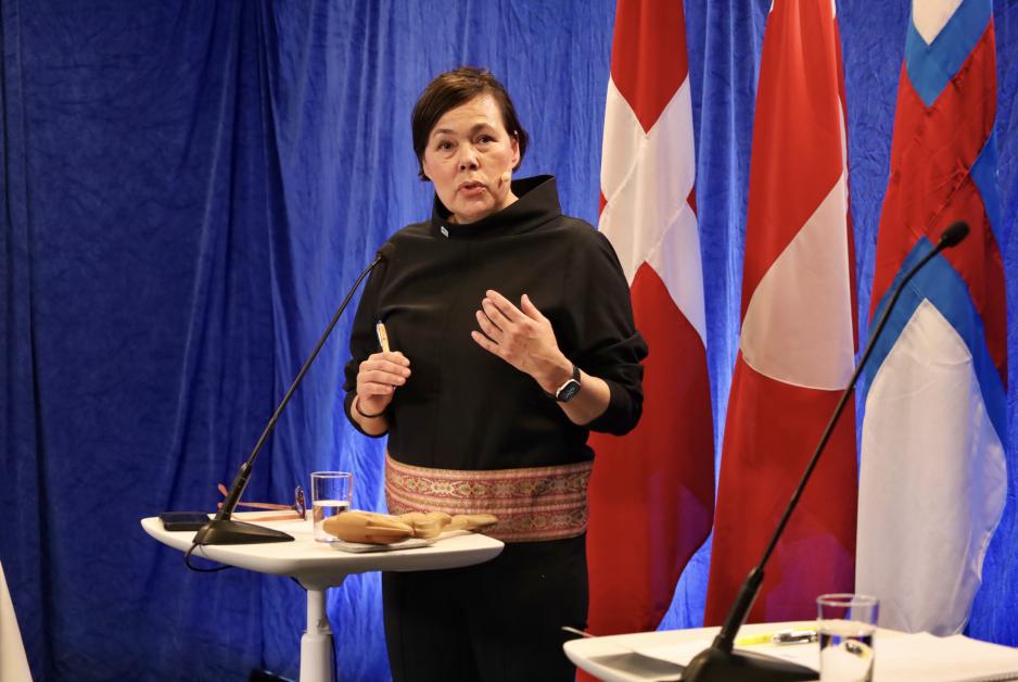 Grønlands utenriksminister Vivian Motzfeldt (S) berømmer Norge for et stødig lederskap i Arktisk råd og finner inspirasjon i det inn mot kongeriket Danmarks lederskapsperiode. (Foto: Astri Edvardsen) Grønlands utenriksminister Vivian Motzfeldt (S) berømmer Norge for et stødig lederskap i Arktisk råd og finner inspirasjon i det inn mot kongeriket Danmarks lederskapsperiode. (Foto: Astri Edvardsen)