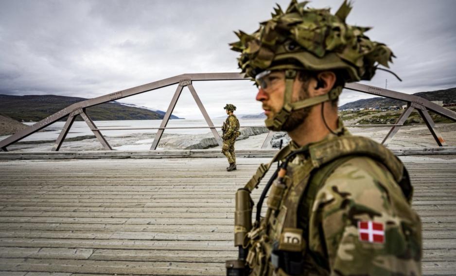 Søndag landet rundt 100 soldater fra en lett infanteribataljon i Kangerlussuaq, Grønland. De skal trene på bevoktning av kritisk infrastruktur langs den grønlandske vestkysten. Tidligere i juni ankom en fregatt og to helikoptre for å forsterke den militære oppgaveløsningen på og rundt øya. (Foto: Rebekka Gimm/Danmarks forsvar) Søndag landet rundt 100 soldater fra en lett infanteribataljon i Kangerlussuaq, Grønland. De skal trene på bevoktning av kritisk infrastruktur langs den grønlandske vestkysten. Tidligere i juni ankom en fregatt og to helikoptre for å forsterke den militære oppgaveløsningen på og rundt øya. (Foto: Rebekka Gimm/Danmarks forsvar)