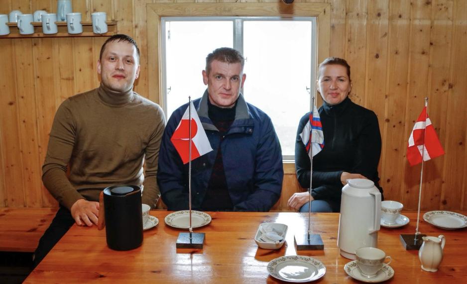 Færøyenes lagmann Aksel V. Johannesen (i midten) har vært vertskap for riksmøte med Jens-Frederik Nielsen, lederen for Grønlands regjering Naalakkersuisut, og Danmarks statsminister Mette Frederiksen. (Foto: Naalakkersuisut) Færøyenes lagmann Aksel V. Johannesen (i midten) har vært vertskap for riksmøte med Jens-Frederik Nielsen, lederen for Grønlands regjering Naalakkersuisut, og Danmarks statsminister Mette Frederiksen. (Foto: Naalakkersuisut)