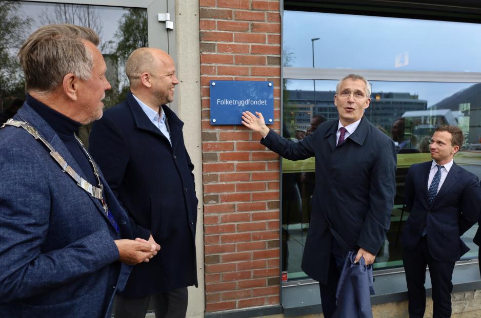 Statens fond i Tromsø, som forvaltes av Folketrygdfondet, skal snart i gang med sine investeringer. Kontoret i de tidligere lokalene til Mack ølbryggeri ble offisielt åpnet mandag av finansminister Jens Stoltenberg (Ap) sammen med tidligere finansminister Trygve Slagsvold Vedum (Sp) og Tromsø-ordfører Gunnar Wilhelmsen. (Foto: Astri Edvardsen) Statens fond i Tromsø, som forvaltes av Folketrygdfondet, skal snart i gang med sine investeringer. Kontoret i de tidligere lokalene til Mack ølbryggeri ble offisielt åpnet mandag av finansminister Jens Stoltenberg (Ap) sammen med tidligere finansminister Trygve Slagsvold Vedum (Sp) og Tromsø-ordfører Gunnar Wilhelmsen. (Foto: Astri Edvardsen)