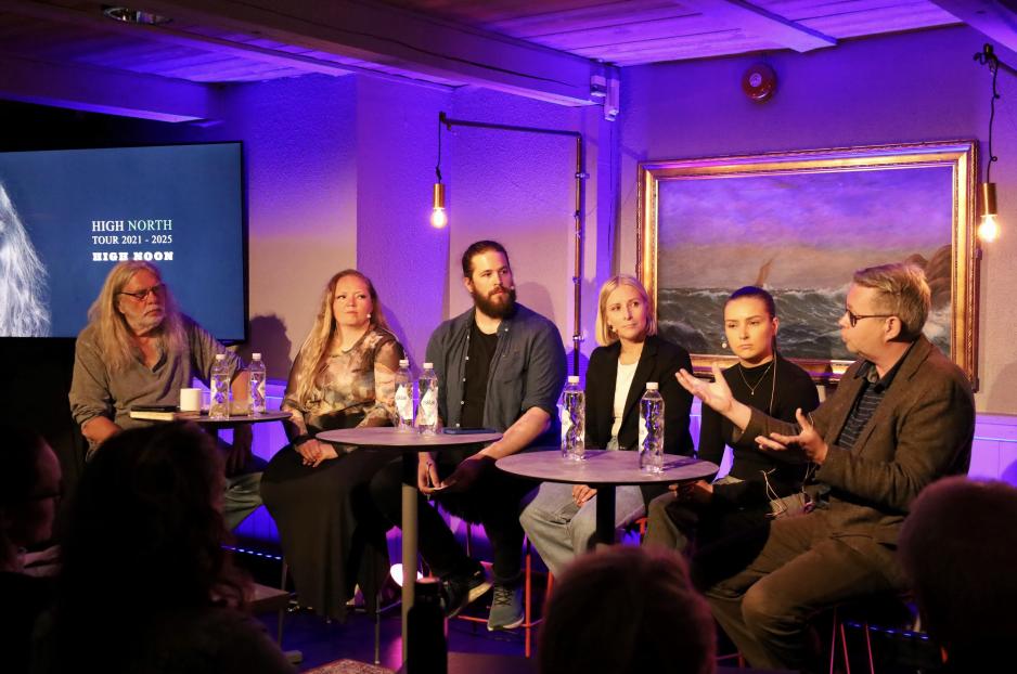 High North News’ redaktør Arne O. Holm leder High Noon-debatten i Harstad med (f.v.) Kristina R. Johnsen, forfatter, kunstner og journalist; Troy Saghaug Broderstad, førsteamanuensis i sammenliknende politikk ved UiT; Sigrid Ina Simonsen, direktør i NHO Arktis; Aili Kristine Kalak Eira, jusstudent ved UiT – og Raymond Robertsen, gruppeleder for Høyre i Finnmark fylkesting. (Foto: Astri Edvardsen) High North News’ redaktør Arne O. Holm leder High Noon-debatten i Harstad med (f.v.) Kristina R. Johnsen, forfatter, kunstner og journalist; Troy Saghaug Broderstad, førsteamanuensis i sammenliknende politikk ved UiT; Sigrid Ina Simonsen, direktør i NHO Arktis; Aili Kristine Kalak Eira, jusstudent ved UiT – og Raymond Robertsen, gruppeleder for Høyre i Finnmark fylkesting. (Foto: Astri Edvardsen)