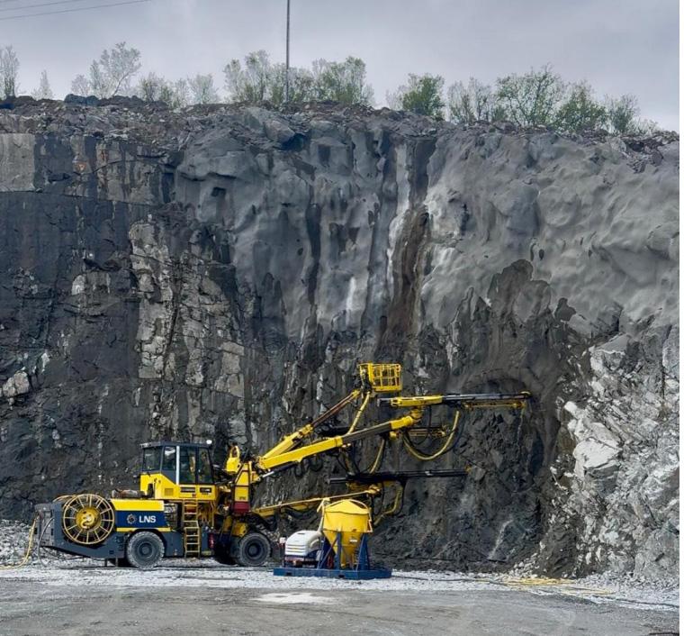 Blue Moon Metals sprengte inngangen til gruva i Repparfjorden 12. juni. Blue Moon Metals Repparfjorden