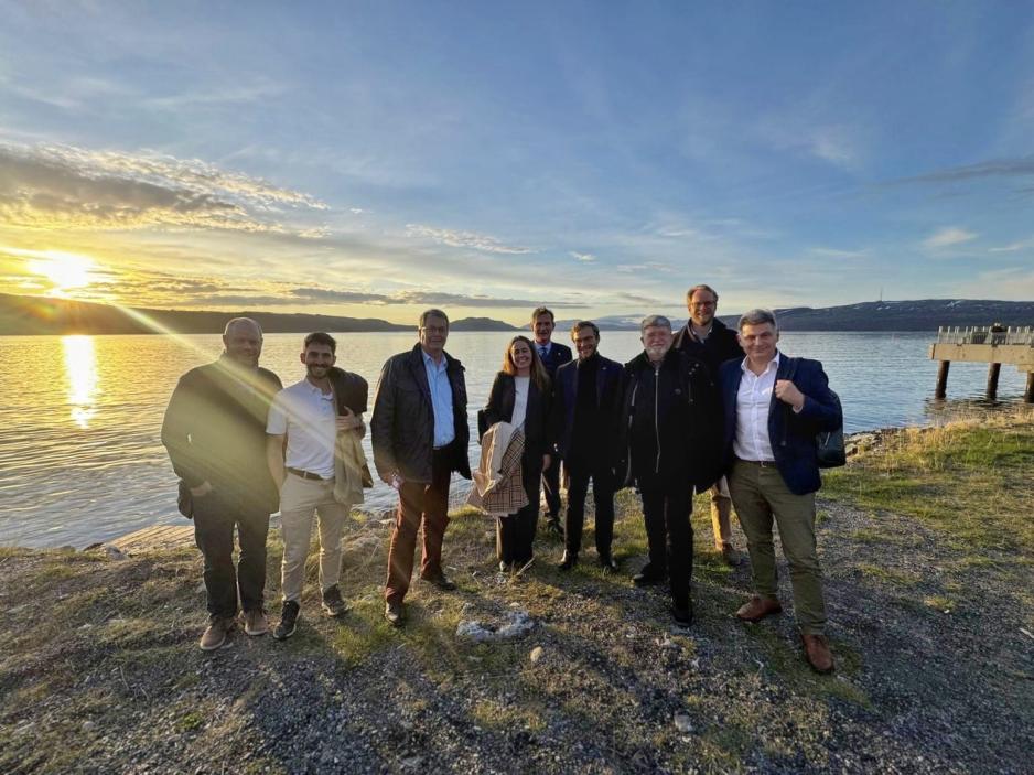 Delegasjon fra EU-parlamentets sikkerhets- og forsvarskomité på besøk i Kirkenes. Den inkluderte parlamentarikere fra Tyskland, Frankrike, Spania, Kroatia og Hella. (Foto: EUs delegasjon til Norge) Delegasjon fra EU-parlamentets sikkerhets- og forsvarskomité på besøk i Kirkenes. Den inkluderte parlamentarikere fra Tyskland, Frankrike, Spania, Kroatia og Hella. (Foto: EUs delegasjon til Norge)