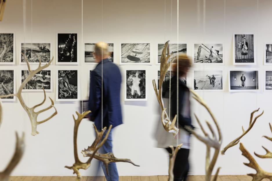 Gruppeutstillinga Framtidslandet i 15 og ½ kapittel setter ifølge Havremagasinet «kunsten i sentrum som hjerte, vitnesbyrd og følgesvenn for refleksjoner rundt den nordlige geografien i ei tid med omfattende endringer.» (Foto: Mats Engfors/Havremagasinet)