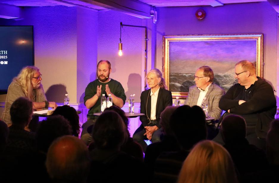 Fra den siste debatten i møteserien High Noon under Festspillene i Nord-Norge. Fra venstre, Arne O. Holm, High North News, stortingsrepresentant Mimir Kristjánsson, utenrikskommentator og journalist i NRK, Gro Holm, journalist og historiker Halvor Tjønn og førsteamanuensis Dag Einar Thorsen ved Universitetet i Sørøst-Norge. (Foto: Astri Edvardsen) High Noon diktatur