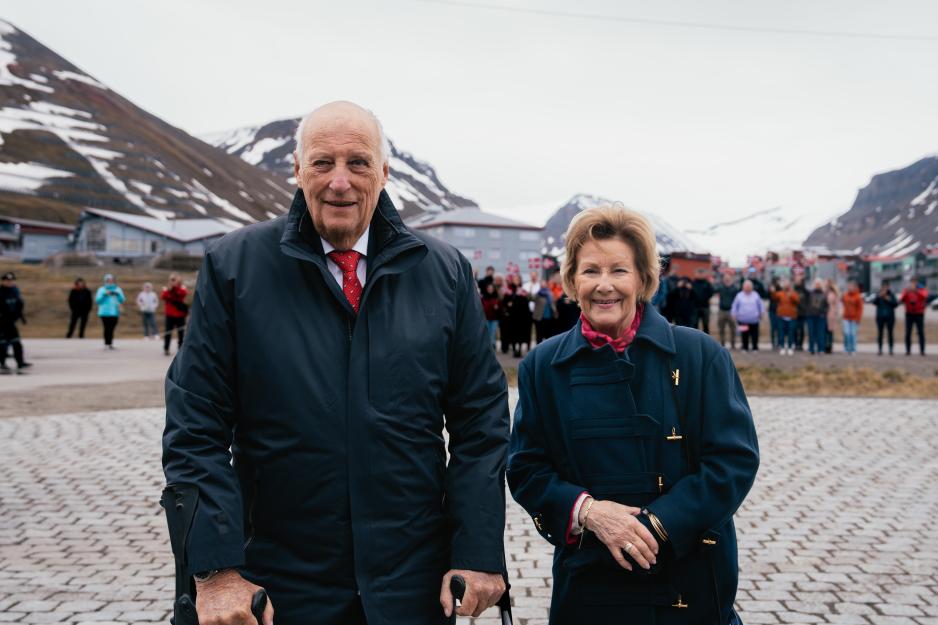 Kong Harald og Dronning Sonja besøkte Longyearbyen 16. og 17. juni 2025 under fylkesturen til Troms og Svalbard. Her etter et besøk til Universitetssenteret på Svalbard tirsdag 17. juni 2025. Kong Harald og Dronning Sonja i Longyearbyen