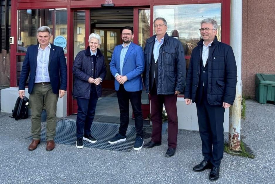 Foran Sør-Varanger rådhus: Nikolaos Farantouris (GUE/NGL, Hellas), komitéleder Marie-Agnes Strack-Zimmermann (Tyskland, FDP), Sør-Varangers ordfører Magnus Mæland, Nicolás Pascual de la Parte (EPP, Spania) og Christophe Gomart (EPP, Frankrike). (Foto: EUs delegasjon til Norge) Foran Sør-Varanger rådhus: Nikolaos Farantouris (GUE/NGL, Hellas), komitéleder Marie-Agnes Strack-Zimmermann (Tyskland, FDP), Sør-Varangers ordfører Magnus Mæland, Nicolás Pascual de la Parte (EPP, Spania) og Christophe Gomart (EPP, Frankrike). (Foto: EUs delegasjon til Norge)