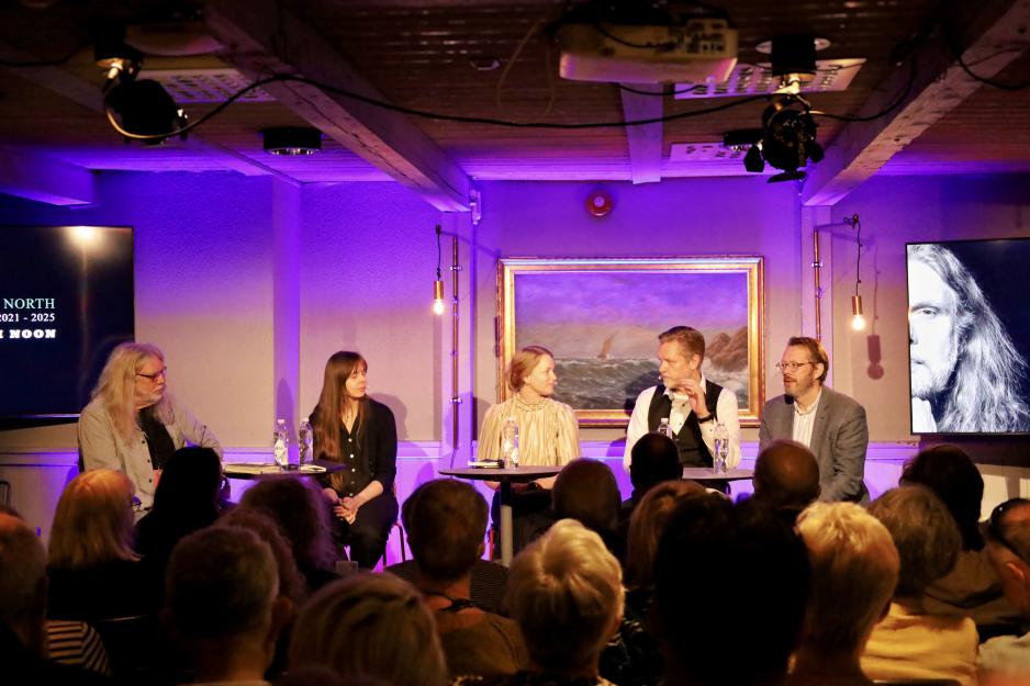 High North News’ redaktør Arne O. Holm leder High Noon-debatten i Harstad med (f.v.) dramatiker Karoline Una Moen, Amy Brox Webber, fylkesleder i Finnmark SV og tidligere medlem av Forsvarskommisjonen; Terje Aunevik (V), lokalstyreleder i Longyearbyen – og Stian Bones, professor i historie ved UiT Norges arktiske universitet. (Foto: Astri Edvardsen) High North News’ redaktør Arne O. Holm leder High Noon-debatten i Harstad med (f.v.) dramatiker Karoline Una Moen, Amy Brox Webber, fylkesleder i Finnmark SV og tidligere medlem av Forsvarskommisjonen; Terje Aunevik (V), lokalstyreleder i Longyearbyen – og Stian Bones, professor i historie ved UiT Norges arktiske universitet. (Foto: Astri Edvardsen)