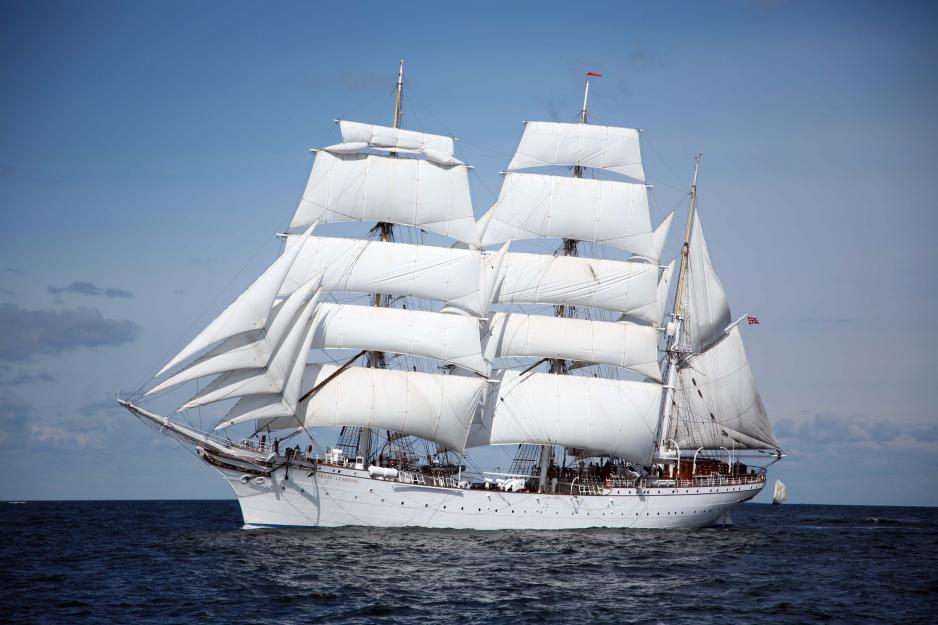 Med titalls studenter og forskere om bord har den norske seilskuta Statsraad Lehmkuhl nå lagt ut på sjøveien mellom Europa og Asia nord for nordamerikanske kontinentet. (Arktivfoto: Bruno Girin, CC BY-SA 2.0) Med titalls studenter og forskere om bord har den norske seilskuta Statsraad Lehmkuhl nå lagt ut på sjøveien mellom Europa og Asia nord for nordamerikanske kontinentet. (Arktivfoto: Bruno Girin, CC BY-SA 2.0)