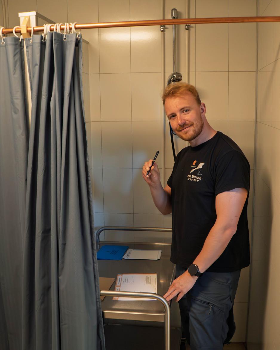 Dusjen på Jan Mayen brukes som valglokale.