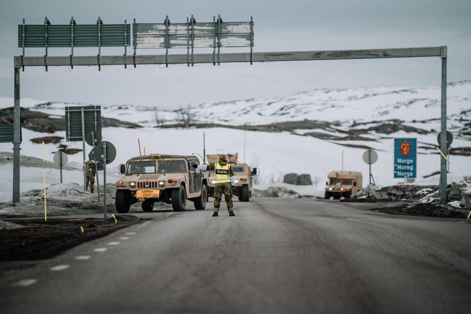 Vertslandstøtte på Nordkalotten var i fokus under øvelsen Immediate Response 2024. Da ble amerikanske styrker og deres materiell tatt imot i Narvik, Nord-Norge, før de forflyttet seg til Finland via Sverige med tog og langs vei. Her krysser amerikanske kjøretøy grensa til Sverige. (Foto: David Kristiansen/Försvarsmakten) Vertslandstøtte på Nordkalotten var i fokus under øvelsen Immediate Response 2024. Da ble amerikanske styrker og deres materiell tatt imot i Narvik, Nord-Norge, før de forflyttet seg til Finland via Sverige med tog og langs vei. Her krysser amerikanske kjøretøy grensa til Sverige. (Foto: David Kristiansen/Försvarsmakten)