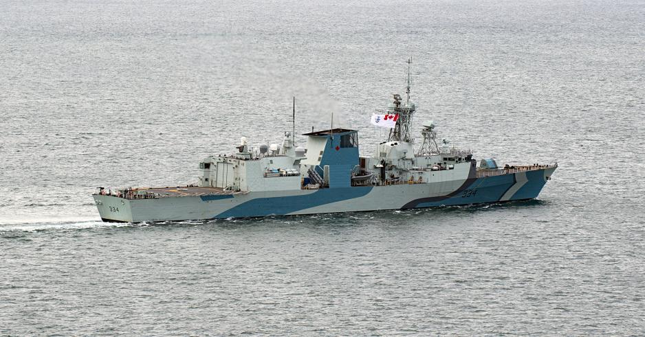 Fregatten HMCS Regina skal i aksjon under operasjon Latitude. (Foto: Jay Naples/Canadas forsvar) Fregatten HMCS Regina skal i aksjon under operasjon Latitude. (Foto: Jay Naples/Canadas forsvar)