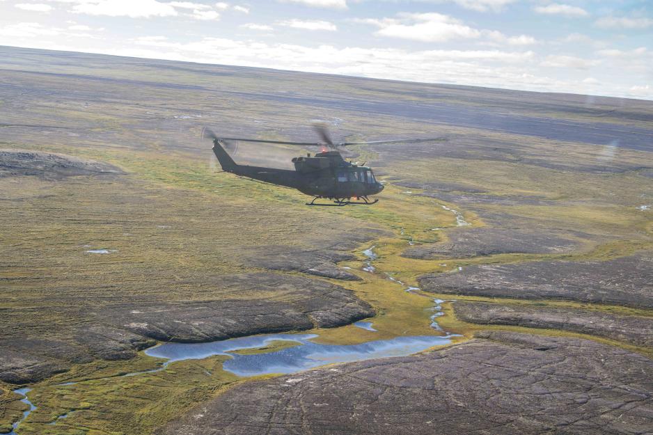 Et helikopter av typen CH-146 Griffon flyr over Victoriaøya under en tidligere utgave av operasjon Nanook-Nunakput. (Foto: Julia Currie/Canadas forsvar) Et helikopter av typen CH-146 Griffon flyr over Victoriaøya under en tidligere utgave av operasjon Nanook-Nunakput. (Foto: Julia Currie/Canadas forsvar)