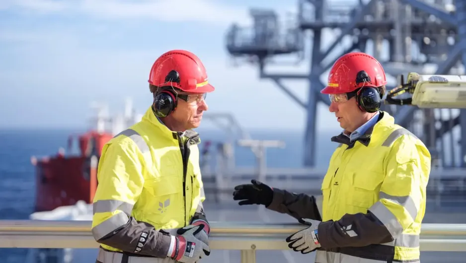 Energiminister Terje Aasland og Kjetil Hove, konserndirektør for norsk sokkel i Equinor, på Johan Castberg-skipet under åpningsmarkeringen. (Foto: Ole Jørgen Bratland/Equinor) Energiminister Terje Aasland og Kjetil Hove, konserndirektør for norsk sokkel i Equinor, på Johan Castberg-skipet under åpningsmarkeringen. (Foto: Ole Jørgen Bratland/Equinor)