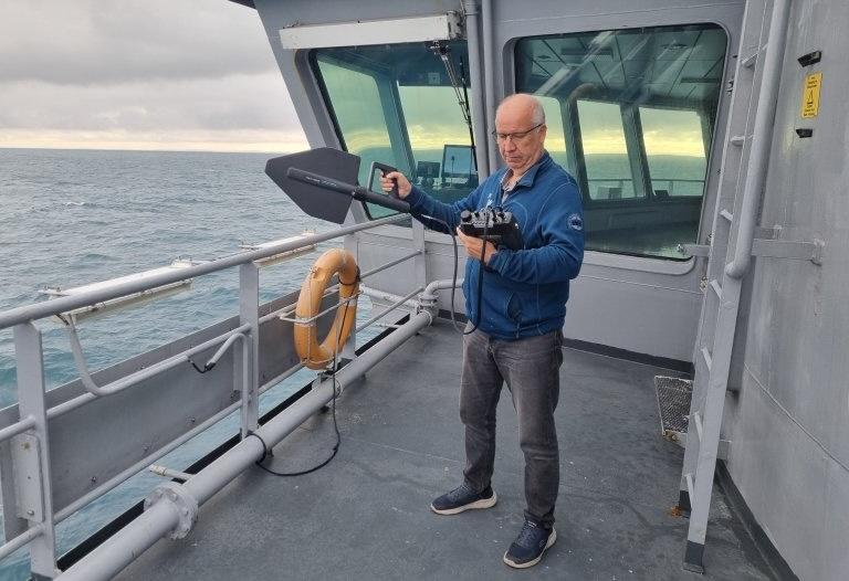 Sjefingeniør i Nkom, Åsgeir Henriksen, under måleoppdraget i Barentshavet. Her har han måleutstyr for å dokumentere mulige kilder til de innrapporterte forstyrrelsene. (Foto: Nkom) Sjefingeniør i Nkom, Åsgeir Henriksen, under måleoppdraget i Barentshavet. Her har han måleutstyr for å dokumentere mulige kilder til de innrapporterte forstyrrelsene. (Foto: Nkom)