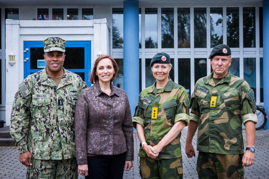 Direktør for logistikk i USAs militære sjefsnemd, viseadmiral Dion D. English, og Leigh Method, statssekretær for logistikk i USAs forsvarsdepartement, førte an den amerikanske delegasjonen av logistikkledere på besøk i det nordlige Norden. Her er de i Norge sammen med sjefen for Forsvarsstaben, generalløytnant Ingrid Gjerde, og sjefen for Forsvarets logistikkorganisasjon, generalmajor Anders Jernberg. (Foto: Johannes Bærhaugen/Forsvaret) Direktør for logistikk i USAs militære sjefsnemd, viseadmiral Dion D. English, og Leigh Method, statssekretær for logistikk i USAs forsvarsdepartement, førte an den amerikanske delegasjonen av logistikkledere på besøk i det nordlige Norden. Her er de i Norge sammen med sjefen for Forsvarsstaben, generalløytnant Ingrid Gjerde, og sjefen for Forsvarets logistikkorganisasjon, generalmajor Anders Jernberg. (Foto: Johannes Bærhaugen/Forsvaret)