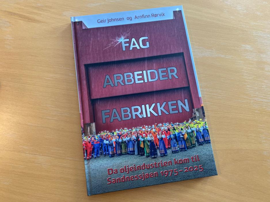 Hvordan ble et lite kystsamfunn på Helgeland ble en viktig del av det norske oljeeventyret? Denne utviklingen står sentralt i boka Fagarbeiderfabrikken, der forfatterne Geir Johnsen og Arnfinn Rørvik gir et bilde av mennesker, industri og samfunn i endring. (Foto: Trine Jonassen) Bok Fagarbeiderfabrikken
