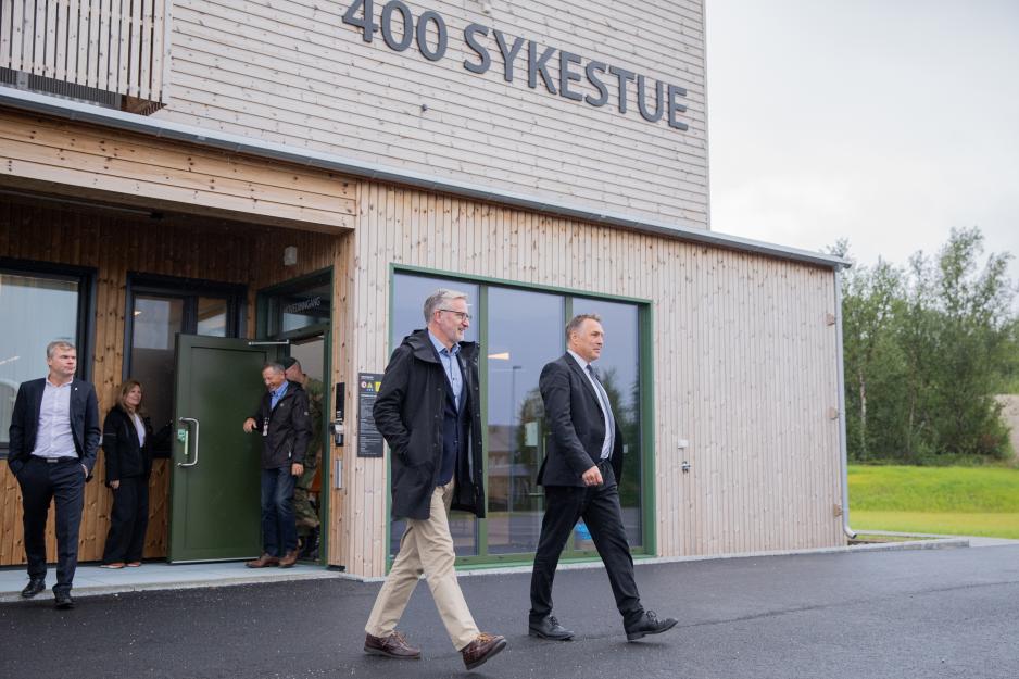Forsvarsminister Tore O. Sandvik (t.h.) befarer nye bygg ved Garnisonen i Porsanger sammen med direktøren i Forsvarsbygg, Thorbjørn Thoresen. (Foto: Forsvaret) Forsvarsminister Tore O. Sandvik (t.h.) befarer nye bygg ved Garnisonen i Porsanger sammen med direktøren i Forsvarsbygg, Thorbjørn Thoresen. (Foto: Forsvaret)