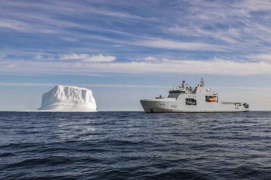 Patruljefartøyet HMCS Harry Dewolf i Davisstredet under operasjon Nanook-Tuugaalik i august 2023. Denne bukta ligger mellom den canadiske Baffinøya og Grønland. (Foto: Brendan Gamache/Canadas forsvar) Patruljefartøyet HMCS Harry Dewolf i Davisstredet under operasjon Nanook-Tuugaalik i august 2023. Denne bukta ligger mellom den canadiske Baffinøya og Grønland. (Foto: Brendan Gamache/Canadas forsvar)