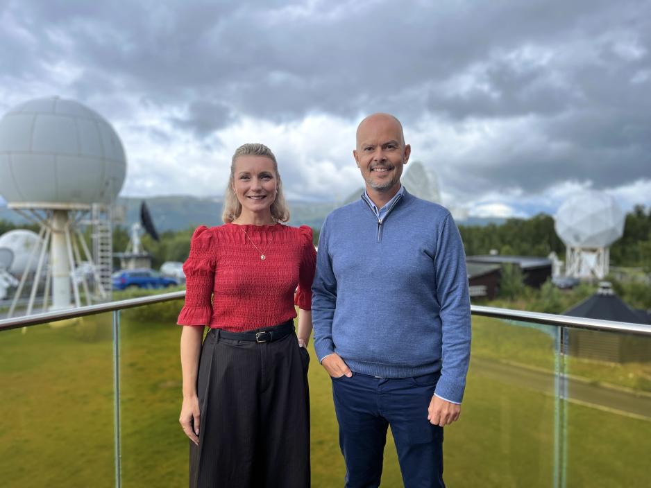 Digitaliserings- og forvaltningsminister Karianne Tung (Ap) og direktør for Nasjonal kommunikasjonsmyndighet John-Eivind Velure i Tromsø mandag for å lansere nyheten om at Nkom skal etablere seg i byen. Dette grepet er en del av regjeringens satsing på sikkerhet og beredskap i nord. (Foto: Astri Edvardsen) Digitaliserings- og forvaltningsminister Karianne Tung (Ap) og direktør for Nasjonal kommunikasjonsmyndighet John-Eivind Velure i Tromsø mandag for å lansere nyheten om at Nkom skal etablere seg i byen. Dette grepet er en del av regjeringens satsing på sikkerhet og beredskap i nord. (Foto: Astri Edvardsen)