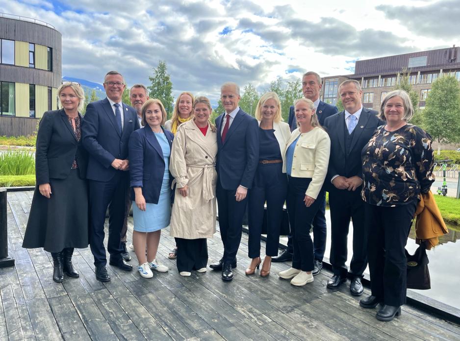 Statsminister Jonas Gahr Støre, flankert av forsknings- og høyere utdanningsminister Sigrun Aasland (t.h.) og næringsminister Cecilie Myrseth (t.v.), i Tromsø tirsdag for å lansere en stor og langsiktig satsing på forskning i Polhavet. (Foto: Astri Edvardsen) Statsminister Jonas Gahr Støre, flankert av forsknings- og høyere utdanningsminister Sigrun Aasland (t.h.) og næringsminister Cecilie Myrseth (t.v.), i Tromsø tirsdag for å lansere en stor og langsiktig satsing på forskning i Polhavet. (Foto: Astri Edvardsen)