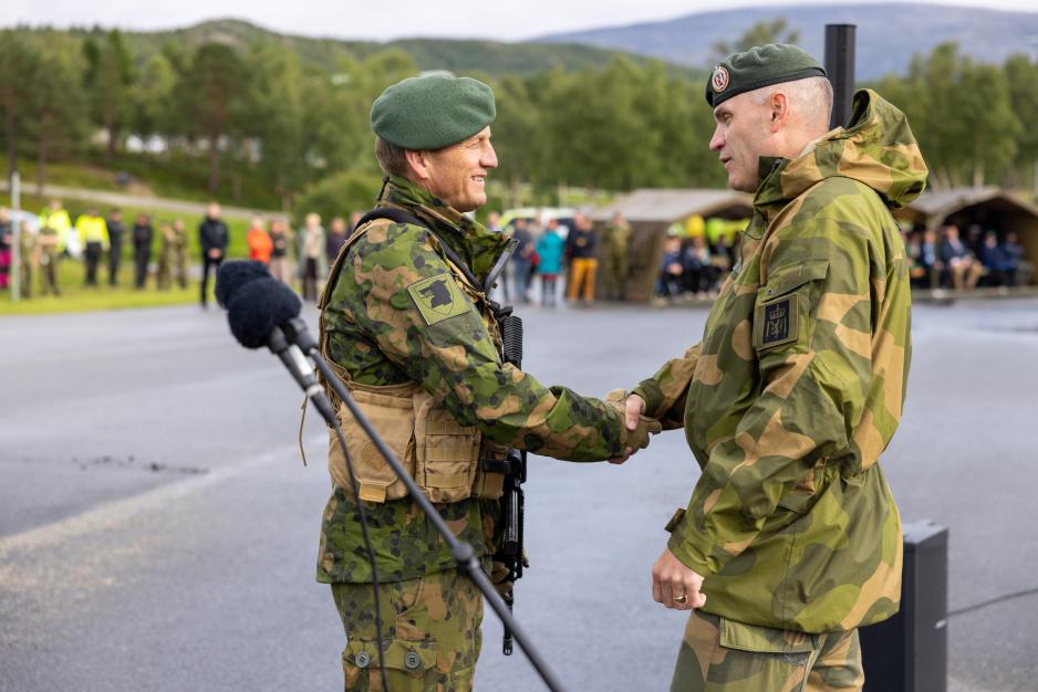 Finnmarksbrigadens første sjef, brigader John Olav Fuglem (t.v.), og sjef for Hæren, generalmajor Lars Lervik. (Foto: Arnfinn Sjøenden/Forsvaret) Finnmarksbrigadens første sjef, brigader John Olav Fuglem (t.v.), og sjef for Hæren, generalmajor Lars Lervik. (Foto: Arnfinn Sjøenden/Forsvaret)