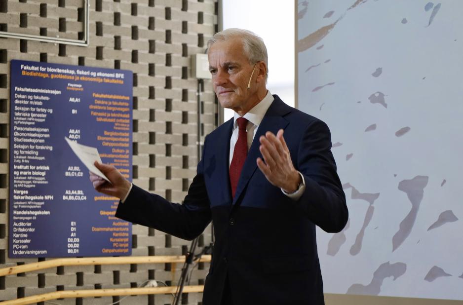 Regjeringen setter polarforskning svært høyt, framholder statsminister Jonas Gahr Støre. – Da vi la fram den nasjonale sikkerhetsstrategien 8. mai, hadde vi med et punkt om betydningen av at Norge forvalter og utvikler et idéforsprang i nord, sier han. (Foto: Astri Edvardsen) Regjeringen setter polarforskning svært høyt, framholder statsminister Jonas Gahr Støre. – Da vi la fram den nasjonale sikkerhetsstrategien 8. mai, hadde vi med et punkt om betydningen av at Norge forvalter og utvikler et idéforsprang i nord, sier han. (Foto: Astri Edvardsen)