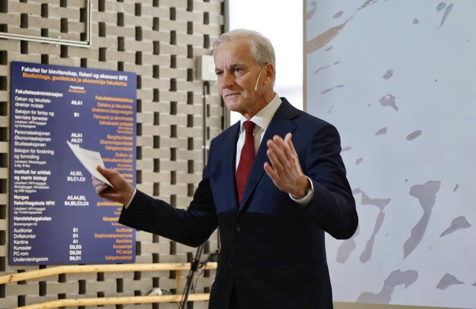 Regjeringen setter polarforskning svært høyt, sier statsminister Jonas Gahr Støre. – Da vi la fram den nasjonale sikkerhetsstrategien 8. mai, hadde vi med et punkt om betydningen av at Norge forvalter og utvikler et idéforsprang på kunnskap i nord, påpeker han. (Foto: Astri Edvardsen) Regjeringen setter polarforskning svært høyt, sier statsminister Jonas Gahr Støre. – Da vi la fram den nasjonale sikkerhetsstrategien 8. mai, hadde vi med et punkt om betydningen av at Norge forvalter og utvikler et idéforsprang på kunnskap i nord, påpeker han. (Foto: Astri Edvardsen)
