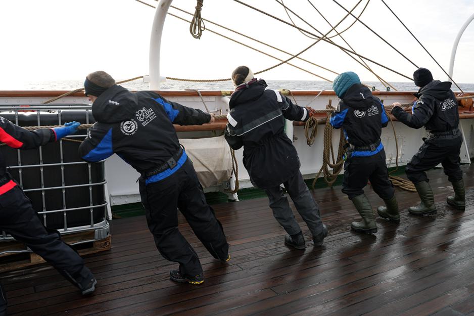 Deltakere på studiekurset Framtidas stifinnere i Arktis under seiling på Statsraad Lehmkuhl. Kurset er knyttet til det nasjonale forskningsprosjektet Polhavet 2050 og det kommende internasjonale polaråret 2032-33. Målet er å trene studenter og unge akademikere til å bli polarforskere. (Foto: Karine Nigar Aarskog/UiT) Deltakere på studiekurset Framtidas stifinnere i Arktis under seiling på Statsraad Lehmkuhl. Kurset er knyttet til det nasjonale forskningsprosjektet Polhavet 2050 og det kommende internasjonale polaråret 2032-33. Målet er å trene studenter og unge akademikere til å bli polarforskere. (Foto: Karine Nigar Aarskog/UiT)