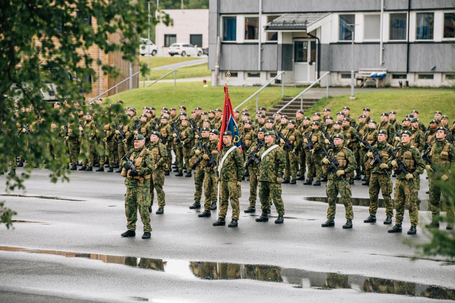Oppstilling ved Porsangmoen leir under markeringen av opprettelsen av Finnmarksbrigaden. (Foto: Helene Sofie Thorkildsen/Forsvaret) Oppstilling ved Porsangmoen leir under markeringen av opprettelsen av Finnmarksbrigaden. (Foto: Helene Sofie Thorkildsen/Forsvaret)
