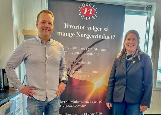 Nordland KrFs førstekandidat til Stortinget Linda Helen Haukland sammen med daglig leder i Norgesvinduet Svenningdal Stian Arntsberg Foto Grane Næringsutvikling. Linda Helen Haukland og daglig leder i Norgesvinduet Svenningdal Stian Arntsberg