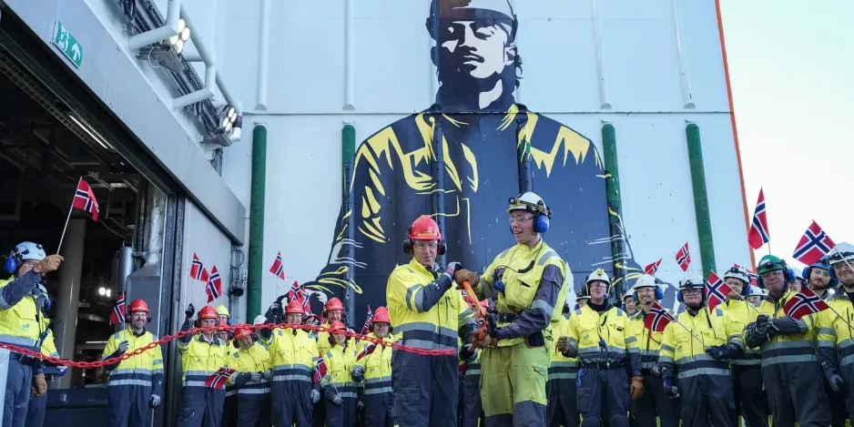 Energiminister Terje Aasland og elektriker Iver Henninen markerer den offisielle åpningen av Johan Castberg-feltet. (Foto: Ole Jørgen Bratland/Equinor) Energiminister Terje Aasland og elektriker Iver Henninen markerer den offisielle åpningen av Johan Castberg-feltet. (Foto: Ole Jørgen Bratland/Equinor)