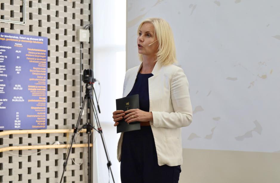 Norge skal være tydelig til stede i nord, og ta ansvar for å framskaffe ny viten om klimaendringer og andre endringsprosesser i Arktis, understreker forsknings- og høyere utdanningsminister Sigrun Aasland. (Foto: Astri Edvardsen) Norge skal være tydelig til stede i nord, og ta ansvar for å framskaffe ny viten om klimaendringer og andre endringsprosesser i Arktis, understreker forsknings- og høyere utdanningsminister Sigrun Aasland. (Foto: Astri Edvardsen)