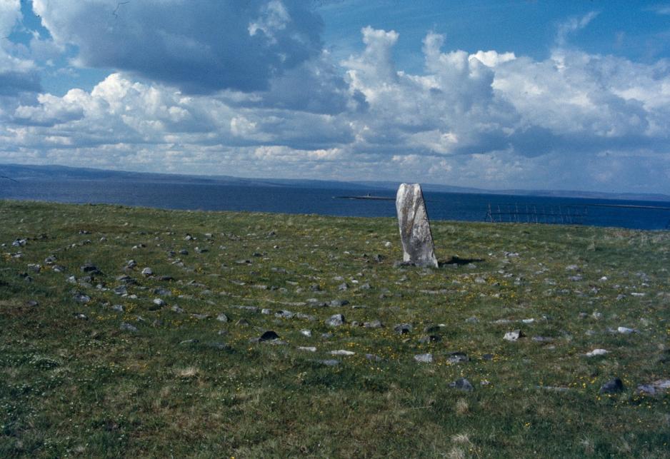 Várjjat Siida kan bli blant Norges kandidater til UNESCOs liste over verdens fremste kulturminner og naturområder som skal bevares for framtida. Bilde av Transteinen i kulturlandskapets delområde Ceavccageađge/Mortensnes, Nesseby kommune. Denne offersteinen ble smurt med tran for å få fiskelykke. (Foto: Riksantikvaren) Várjjat Siida kan bli blant Norges kandidater til UNESCOs liste over verdens fremste kulturminner og naturområder som skal bevares for framtida. Bilde av Transteinen i kulturlandskapets delområde Ceavccageađge/Mortensnes, Nesseby kommune. Denne offersteinen ble smurt med tran for å få fiskelykke. (Foto: Riksantikvaren)