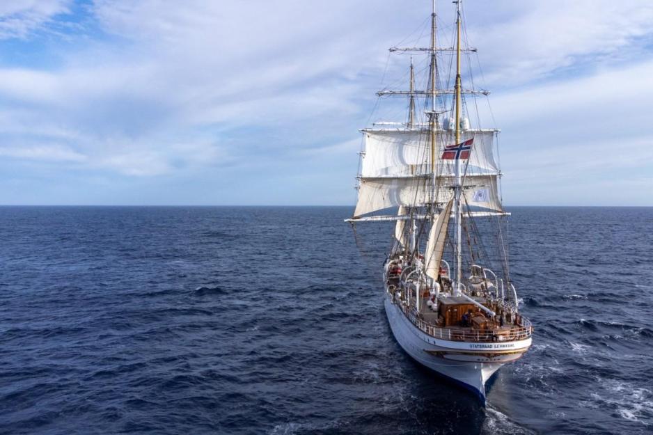 Den norske seilskuta Statsraad Lehmkuhl i Davisstredet mellom Grønland og den canadiske Baffinøya for få dager siden. Dens seilas gjennom Nordvestpassasjen, planlagt i over to og et halvt år med en av Canadas mest erfarne isloser, måtte i helga oppgis i møte med utfordrende isforhold. (Foto: André Marton Pedersen/Statsraad Lehmkuhl) Den norske seilskuta Statsraad Lehmkuhl i Davisstredet mellom Grønland og den canadiske Baffinøya for få dager siden. Dens seilas gjennom Nordvestpassasjen, planlagt i over to og et halvt år med en av Canadas mest erfarne isloser, måtte i helga oppgis i møte med utfordrende isforhold. (Foto: André Marton Pedersen/Statsraad Lehmkuhl)