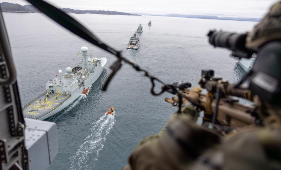 Sjø- og luftstyrker i aksjon utenfor Nuuk under øvelsen Arctic Light. (Foto: Rune Dyrholm/det danske forsvaret) Sjø- og luftstyrker i aksjon utenfor Nuuk under øvelsen Arctic Light. (Foto: Rune Dyrholm/det danske forsvaret)