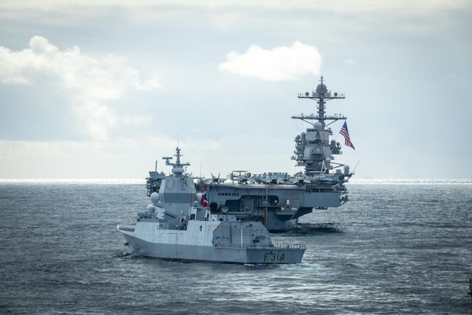 Den norske fregatten KNM Thor Heyerdahl ledsager USS Gerald R. Ford utenfor norskekysten. Hangarskipet er atomdrevet, 333 meter langt, 76 meter høyt – og 78 meter bredt. Om bord er et mannskap på rundt 4500 personer, og rom for rundt 90 fly og helikoptre. (Foto: Edward Valentin Coates/Forsvaret) Den norske fregatten KNM Thor Heyerdahl ledsager USS Gerald R. Ford utenfor norskekysten. Hangarskipet er atomdrevet, 333 meter langt, 76 meter høyt – og 78 meter bredt. Om bord er et mannskap på rundt 4500 personer, og rom for rundt 90 fly og helikoptre. (Foto: Edward Valentin Coates/Forsvaret)